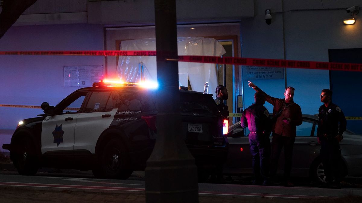 Vůz narazil do čínského konzulátu v San Francisku, řidiče policie zastřelila